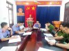 Kiểm sát viên VKSND huyện Kông Chro thực hiện báo cáo án bằng sơ đồ tư duy tại cuộc họp liên ngành